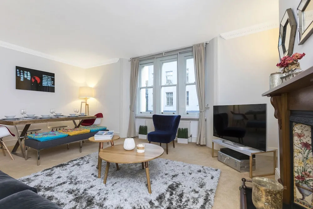 Club Living - Baker Street Apartments