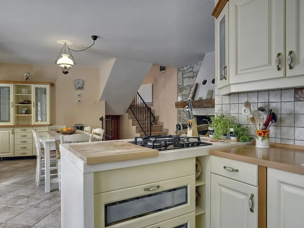 Well Maintained Holiday Home With Private Heated Pool Near the Beach