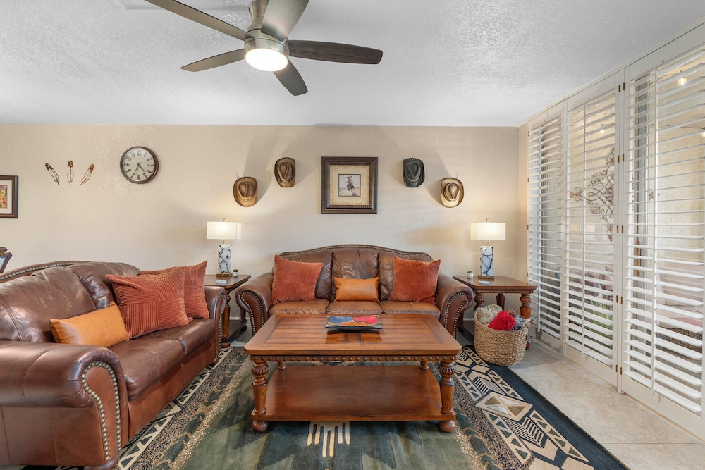 Walk to Old Town & Fashion Square, Condo w/ Patio