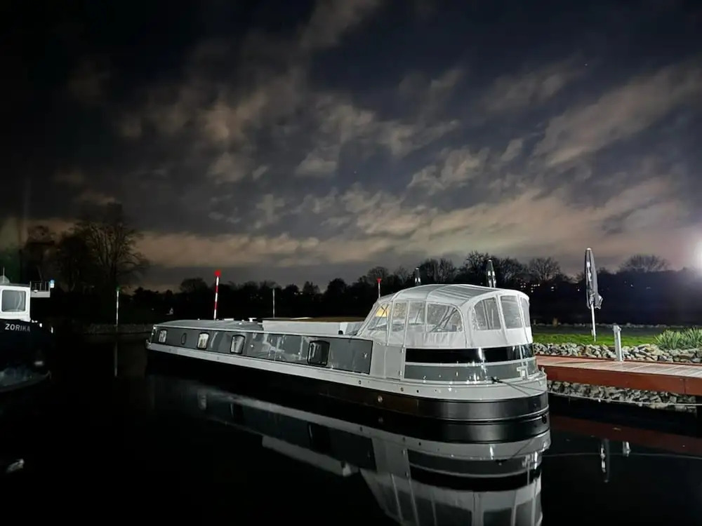 Schwimmendes Wohnboot in Berlin