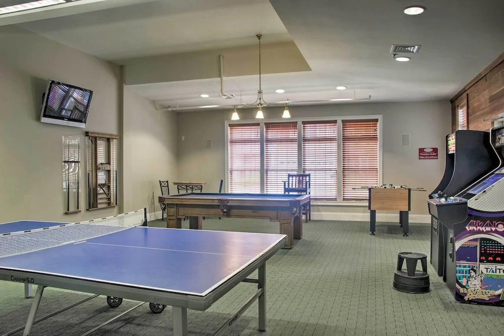 2 Mi to Bethany Beach: Condo w/ Deck & Pool Access