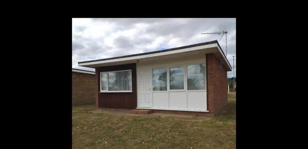 2 Bed Chalet Sleeps 4- Parking Garden Near Beach