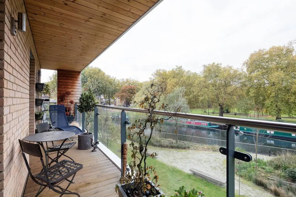 Stylish 2 Bedroom Apartment With Views of the River Lea