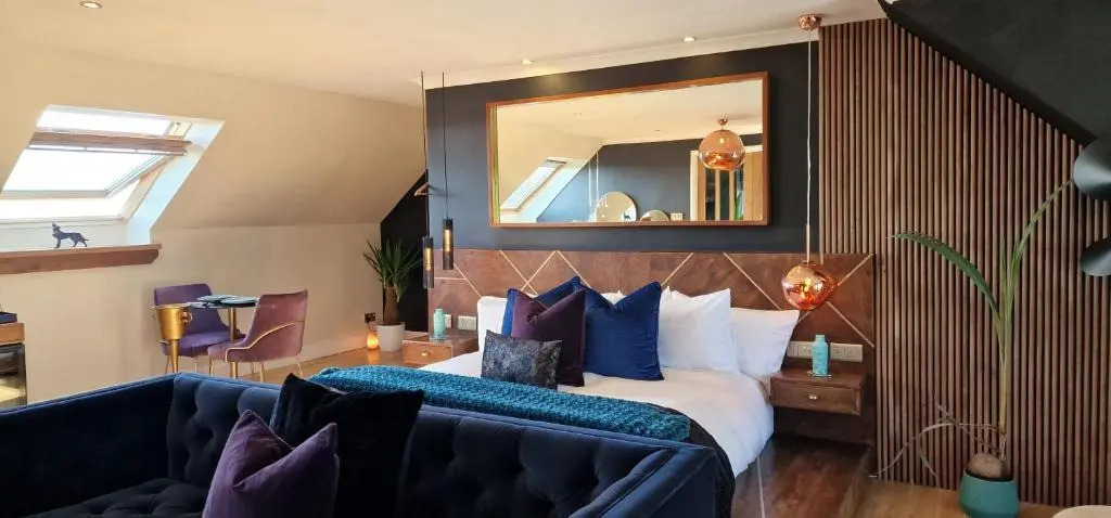 The Sleeping Dog Room at The Grumpy Schnauzer BnB Huge Room, Luxe Suite, Private Hot Tub, Breakfast, Gym, Games Room, Farm Stay, Amazing