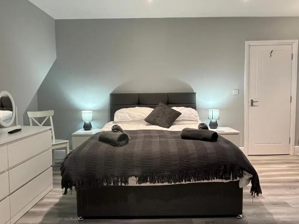 Entire spacious 4 bedroom apartment in Bournemouth