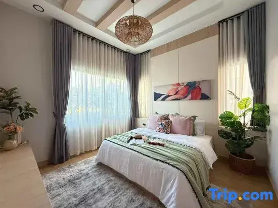 Single-family three-bedroom swimming pool villa