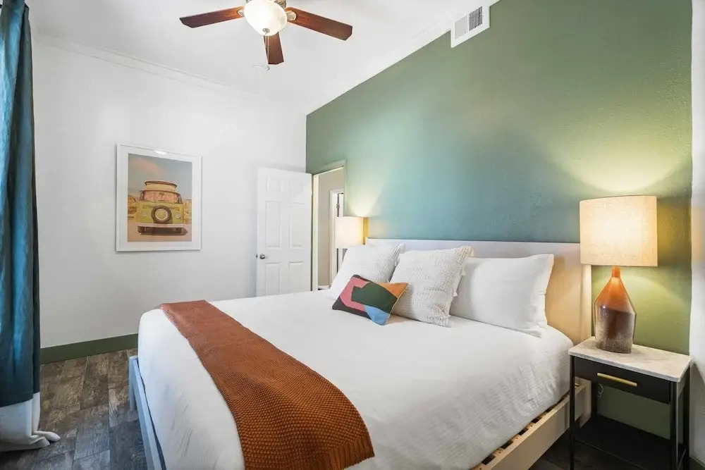 7bdr w/ Private Pool, Hot Tub, Fire Pit, Walk to Beach Tidal Wave by Avantstay
