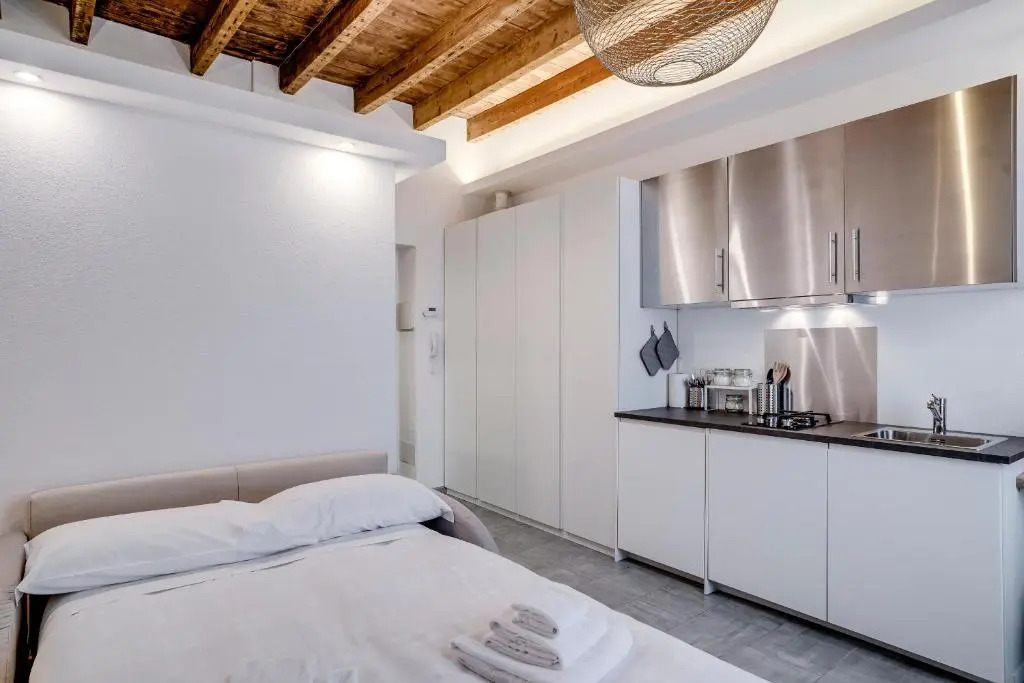 ? Cozy flat in front of Stazione Centrale ?