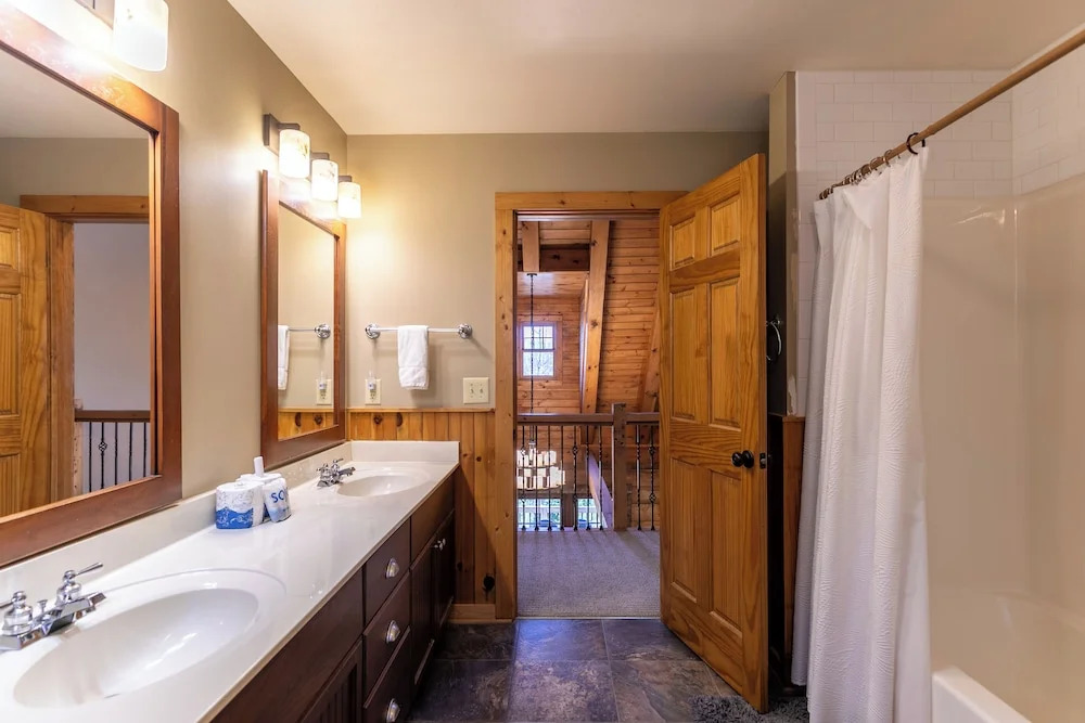 Gratitude - Hot Tub, Pool Table, Covered Decks, 5 Minutes to Boone