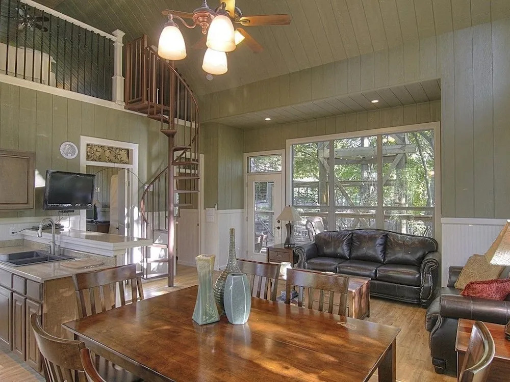 River Rd. Treehouses- Birdseye Perch 1 Bedroom 1 Bathroom Cabin
