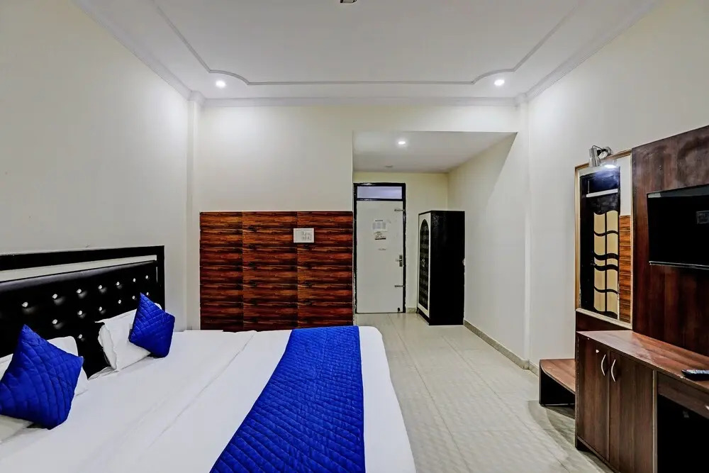 Roomshala 020 Hotel Black Stone
