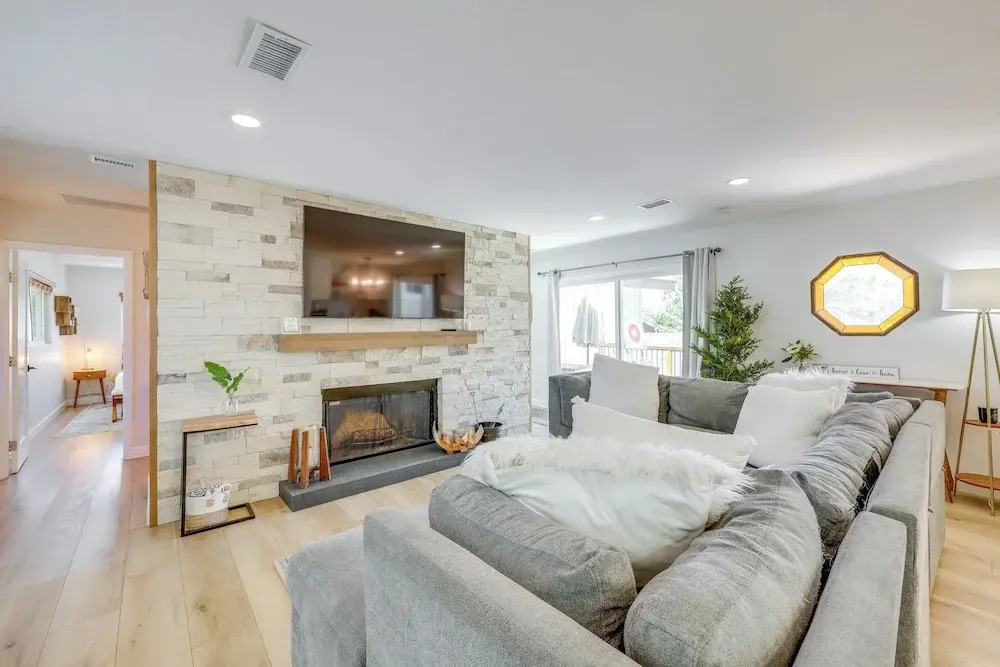 Walk to The Village Shops/Eats: Big Bear Lake Home