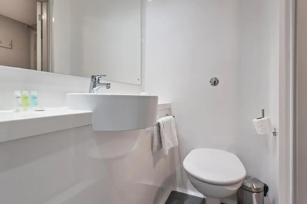 Central Modern 6BR APT With Fast Wifi Sleeps 6