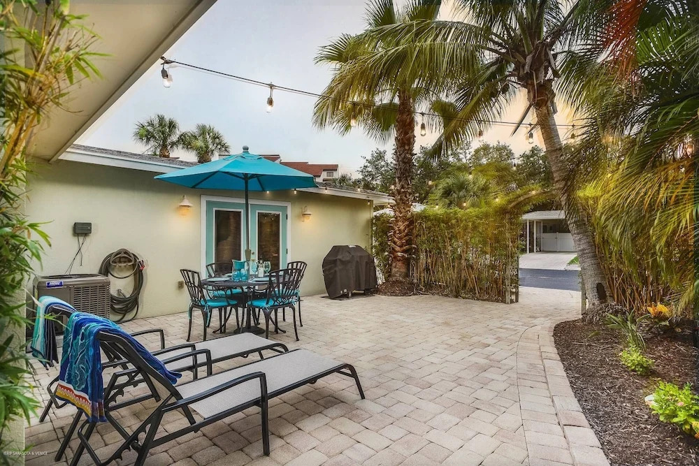 Moonmist Gorgeously Renovated Courtyard