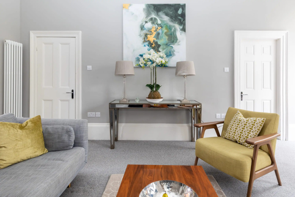 Spacious, Light-filled Period Apartment - Central Bath