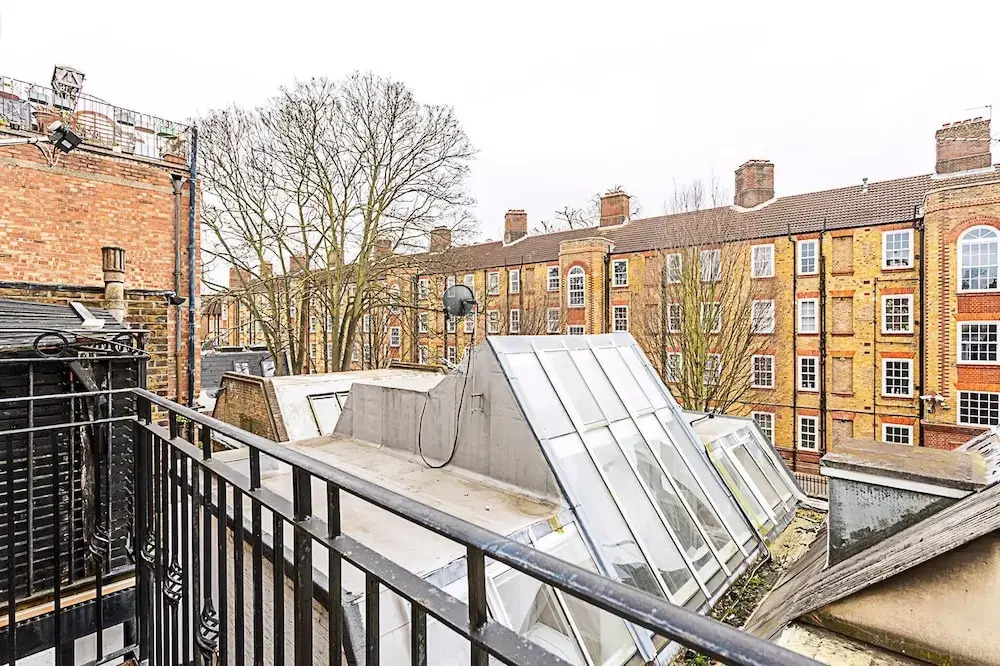 Chic Gunter Grove Flat - London Retreat