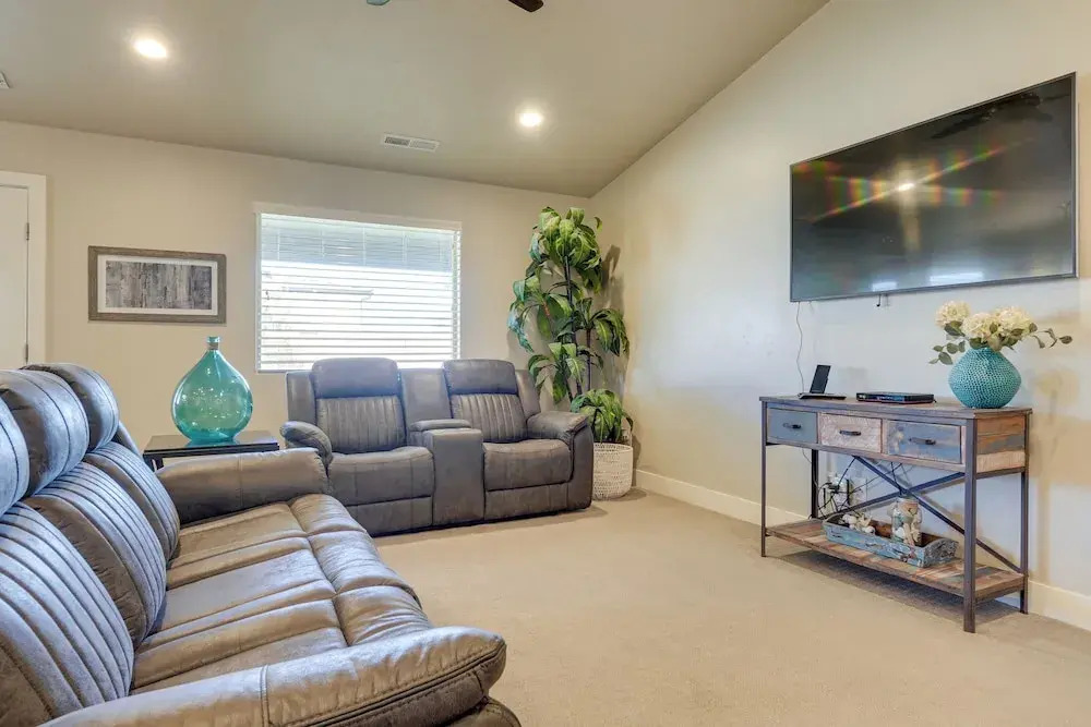 Hurricane Getaway w/ Private Pool, Mtn Views!