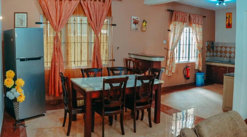 RS VILLA student share apartments with private room,free wifi ,100mts to the beach