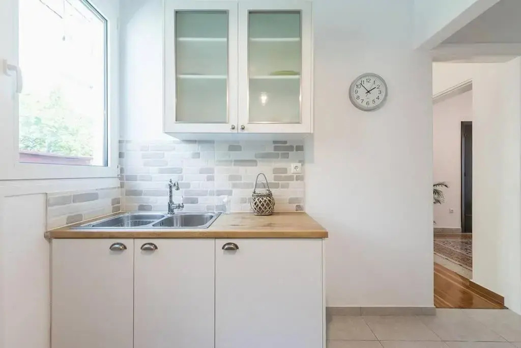 Casa Pamisou near Attiki metro station