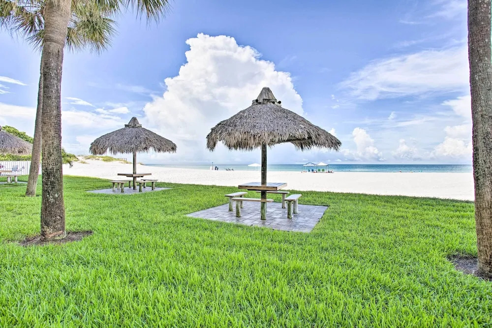 Beachfront Condo w/ Pool in Redington Shores