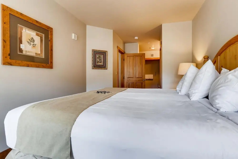 Premier Red Hawk Lodge 2 Br~walk To Slopes~kids Ski Free 2 Bedroom Condo by RedAwning