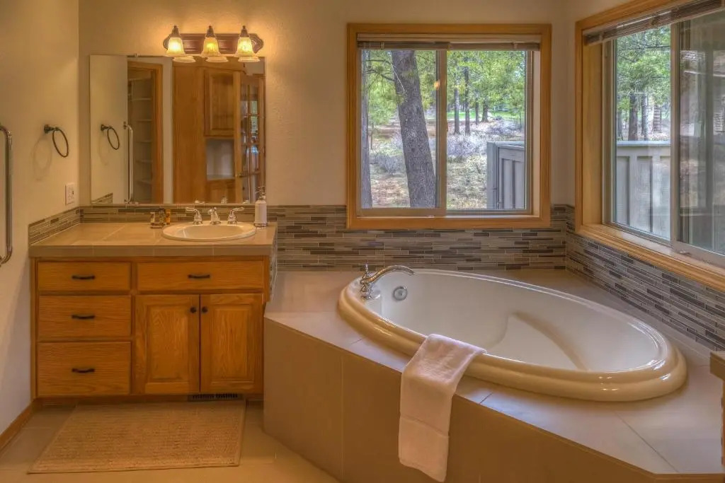 9 Hoodoo-AC-Hot Tub-5BR/3BA