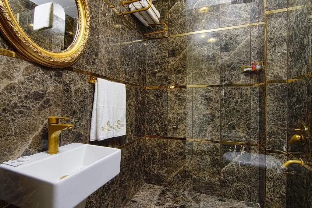 HOTEL S WHITE