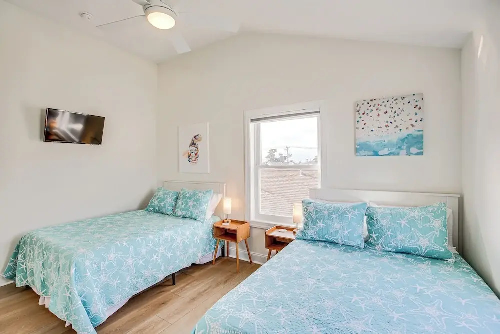 Spacious Wildwood Condo: Walk to Beach!