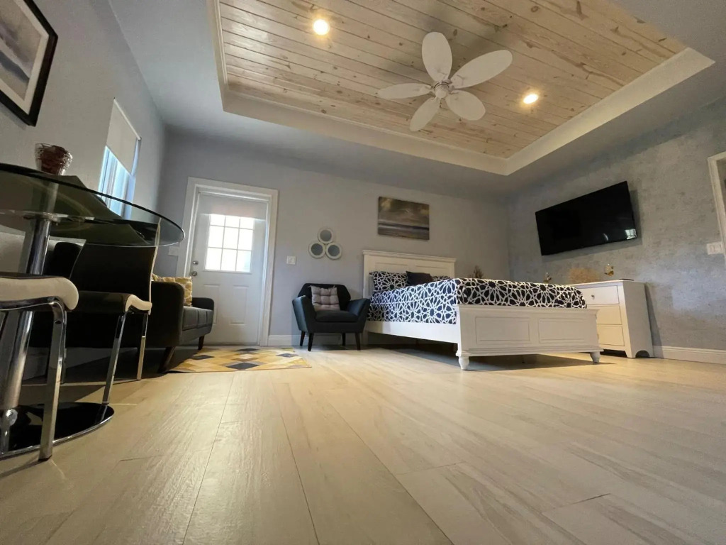 Nicole's Nest: Brand New Exquisite Studio Hideaway