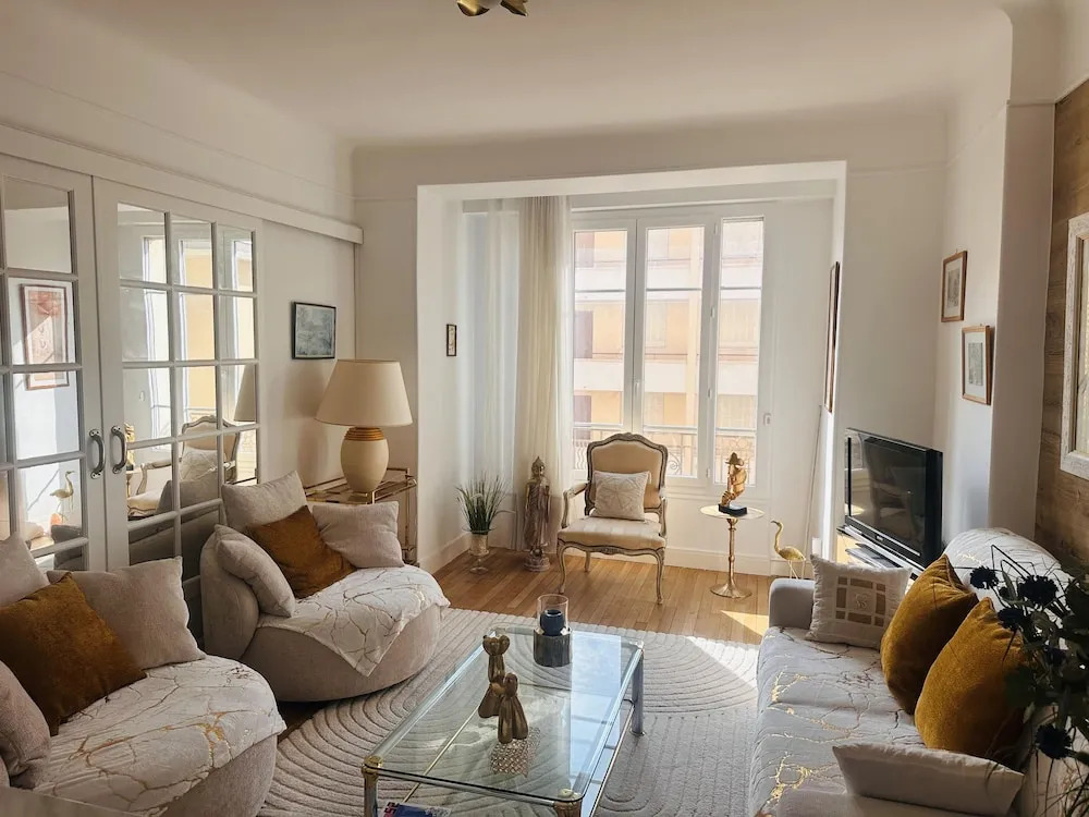 One Bedroom Apartment in Cannes Center a few Steps From the Croisette and the Martinez Hotel - 2032