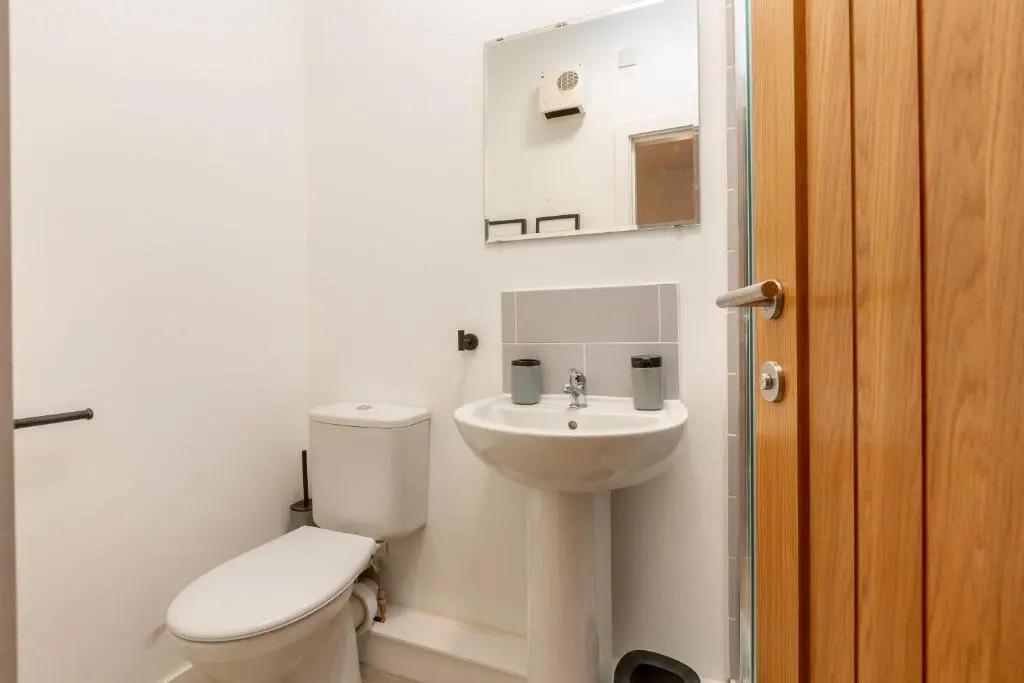 Charles Alexander Short Stay - Charnley House Apartments