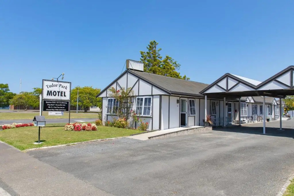Tudor Park Motel Spacious with kitchens 1 minute walk to restaurant and shopping centre and Gisborne Hospital