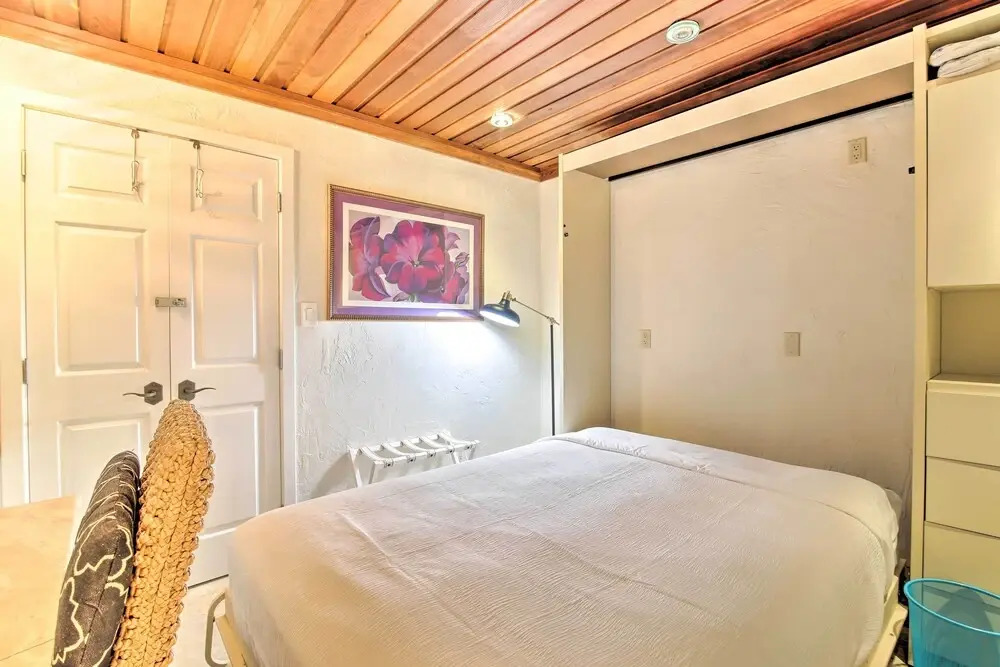 Modern Beachfront Condo w/ Pool & Beach Access!