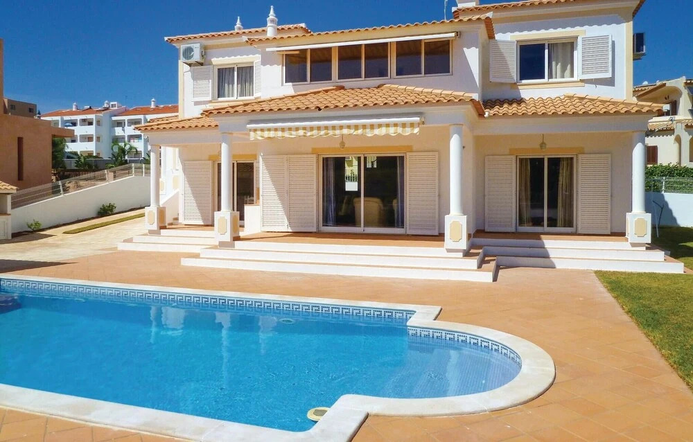 Nice Home in Guia With 4 Bedrooms, Wifi and Outdoor Swimming Pool