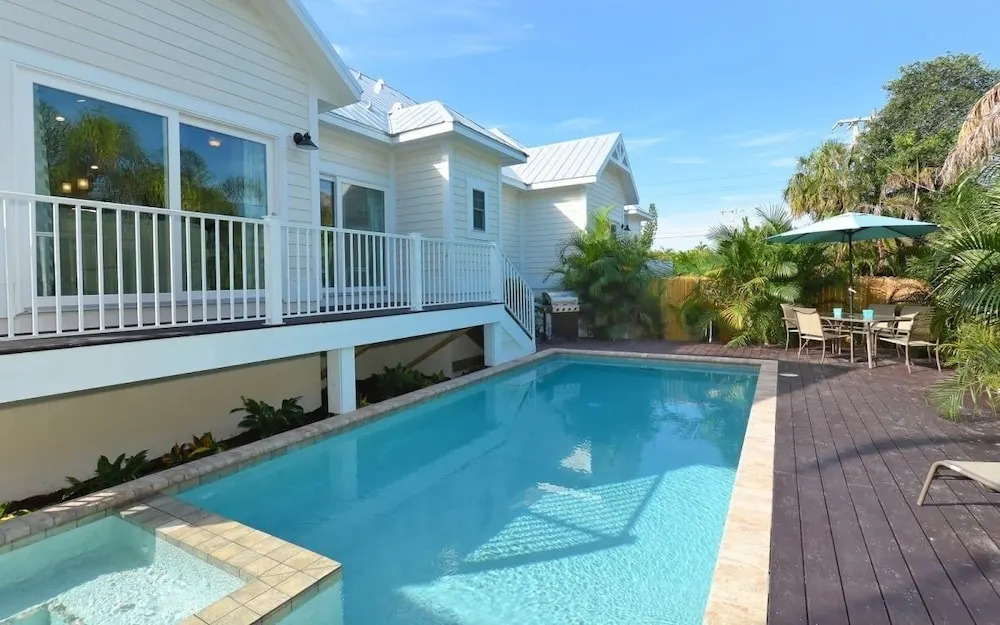On Turtle Time - Beautifully Updated wHeated Pool Covered Porches Beach Gear Walk to Beach