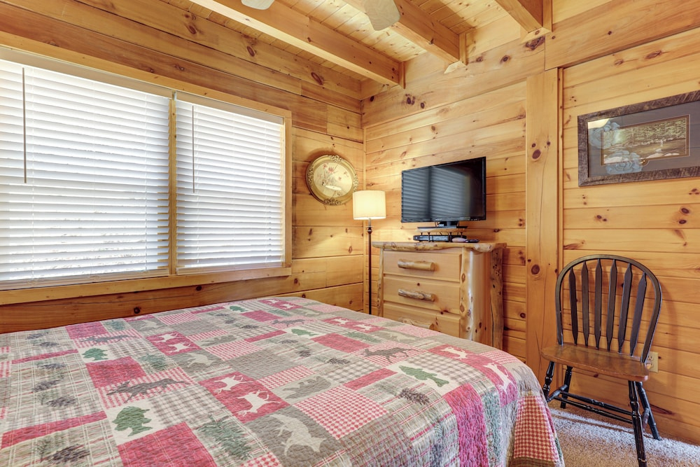 'scenic Solitude' w/ Hot Tub: 3 Mi to Pigeon Forge