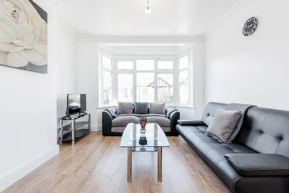 Charming 3-bed Apartment in Romford