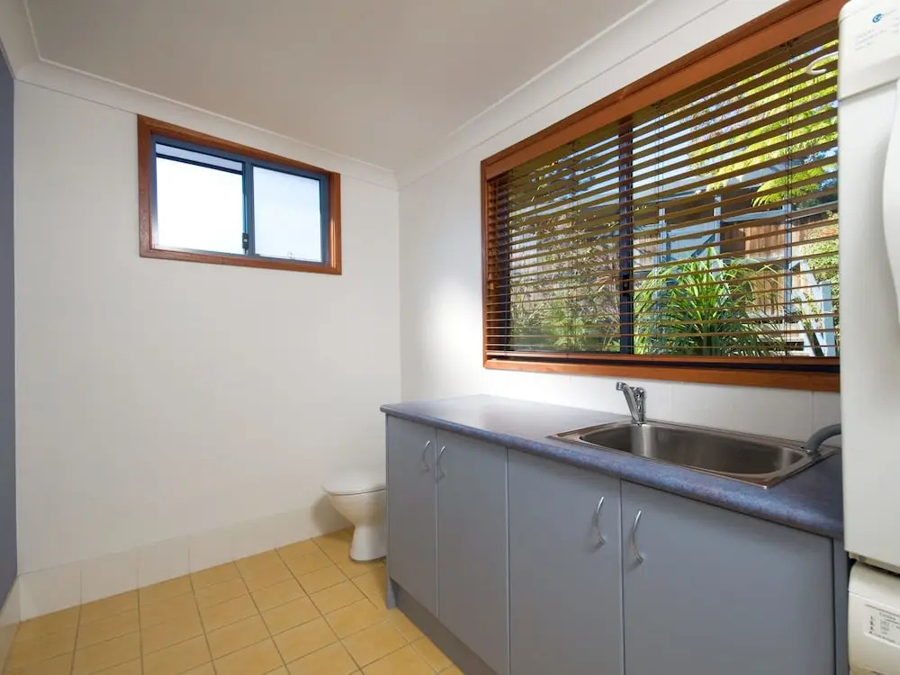 Baggies On Dutchies, 9 Burbong Street - Large pet friendly house with spectacular waterviews, Wi-Fi and air con