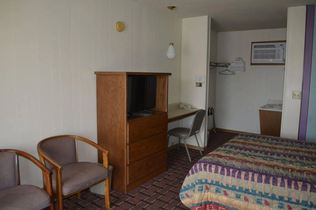 Edgetowner Motel