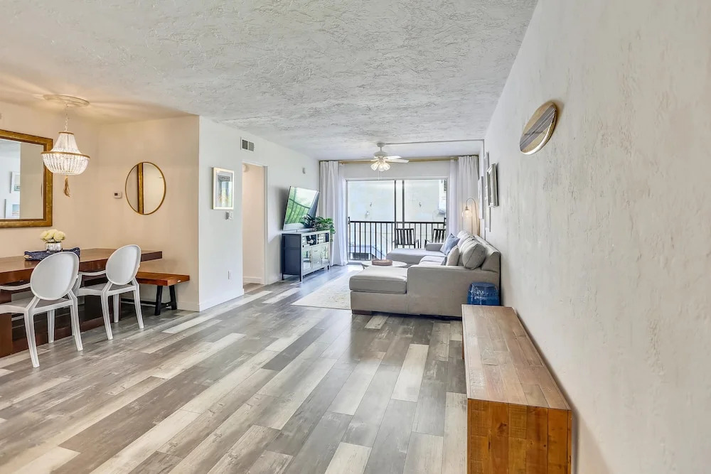 Brightwater Beach - Amazing Updates, Just a Block From the Beach