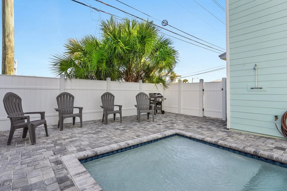Spectacular 3br 4ba w/ Private Pool, 2 Min Walk to Beach - Sleeps 15!