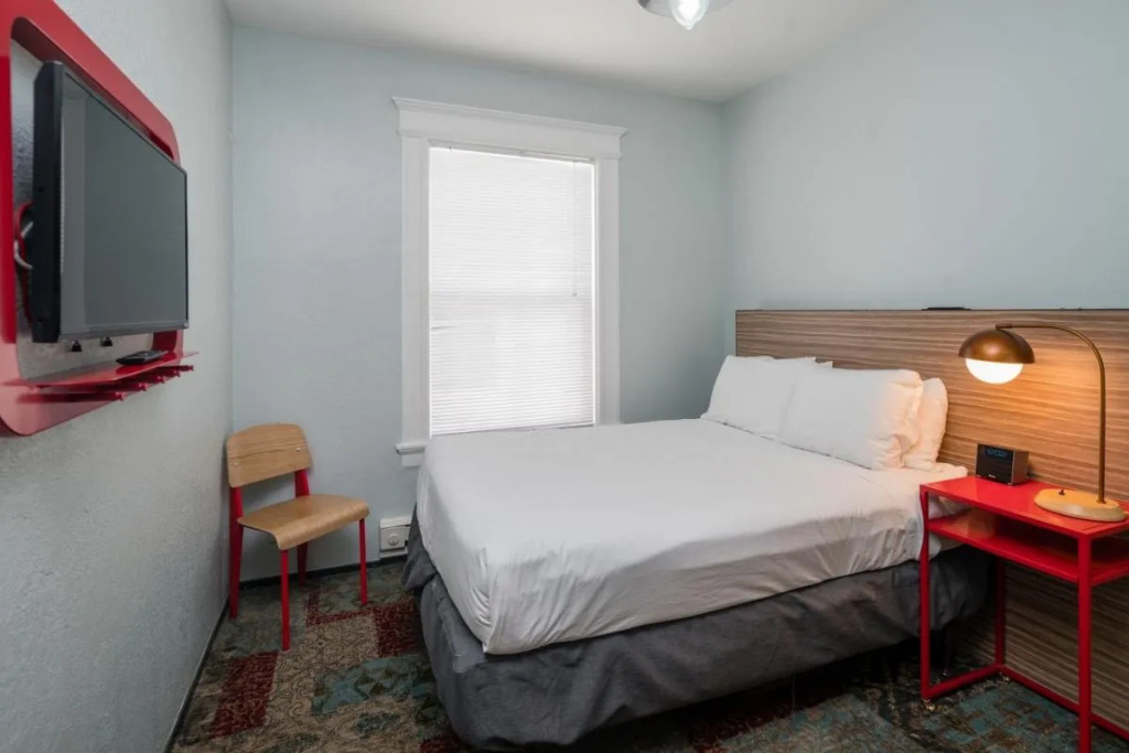 The Pontiac Hotel & Hostel