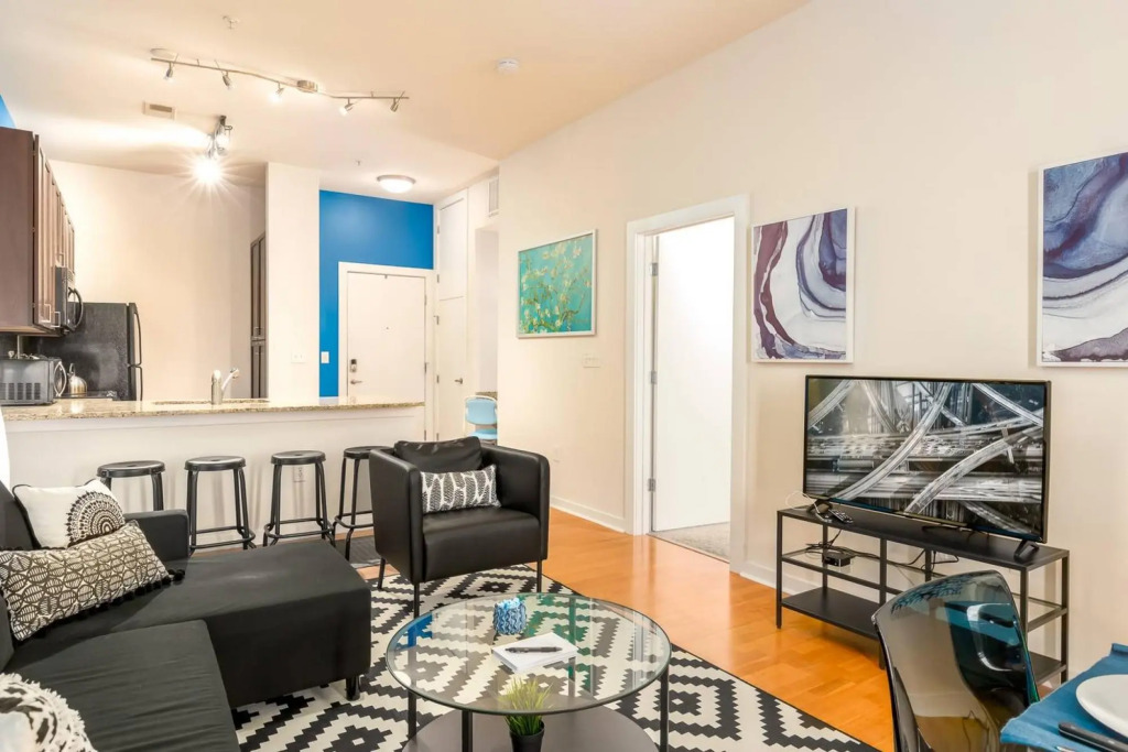 Apartment with Private Balcony, Wifi, Parking