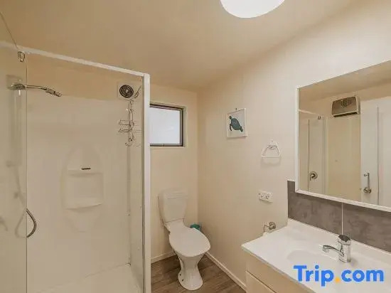 Eclipse Haven | 2BR + Hot Tub + Parking | Sleeps 5