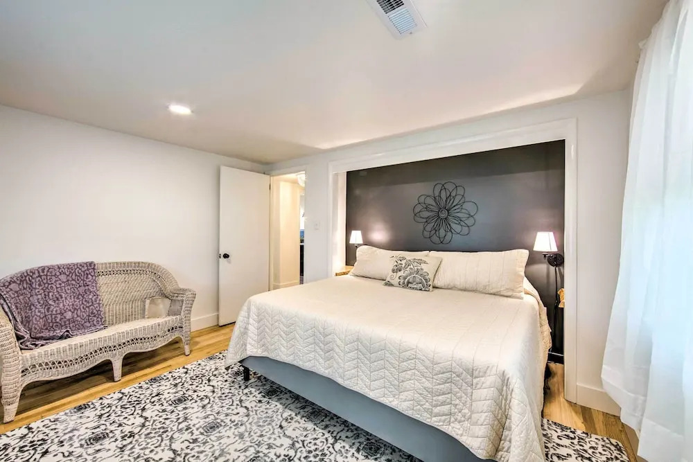 3 Mi to Dutch Wonderland: Serene Home w/ Deck