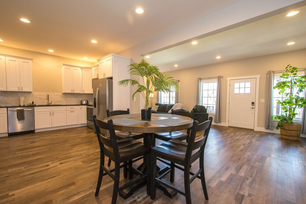 Lower Level Retreat w Free Tix Private Cozy