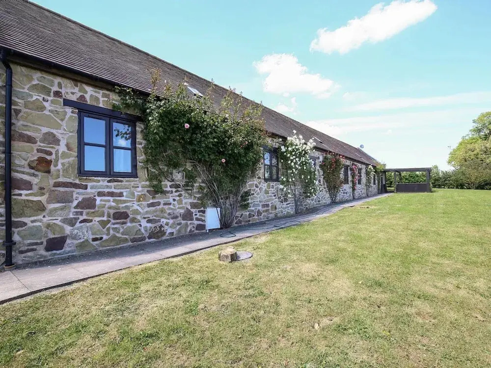 Luxury Retreat in UK With Pool & Tennis Court