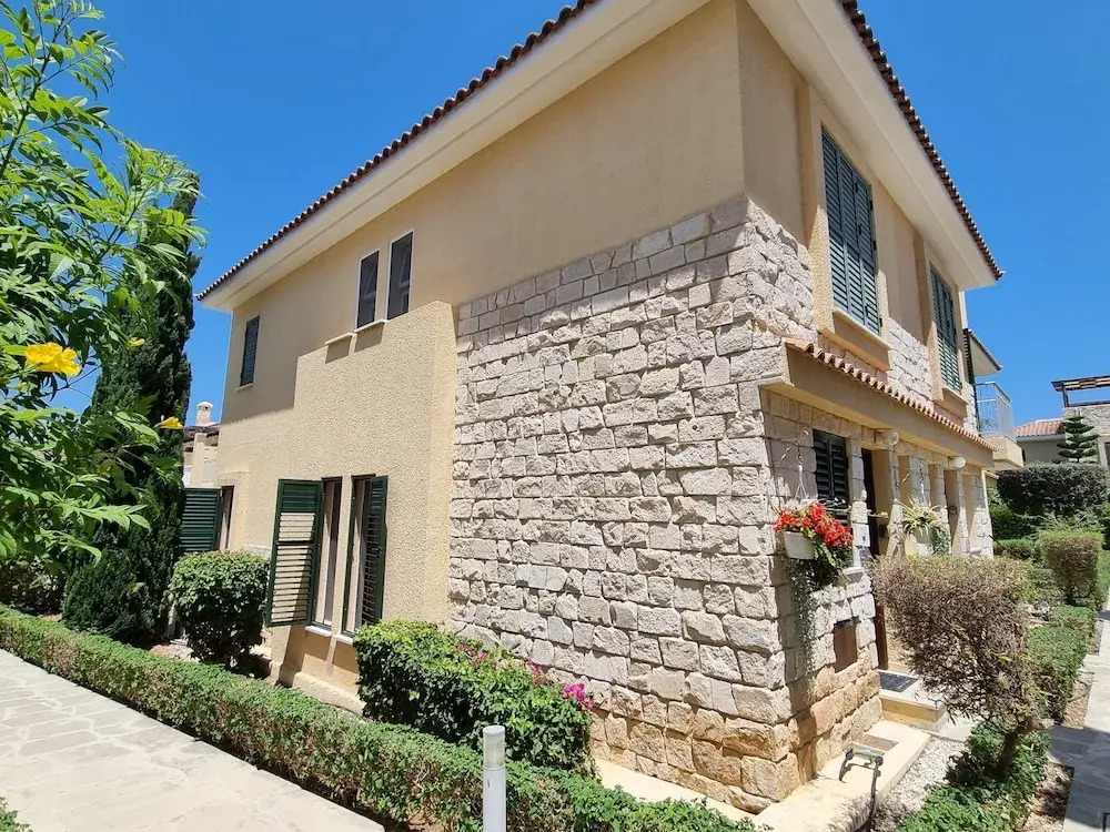 Cyprus Townhouse/ Queen Bed/ Pool/ Patio/air/freep