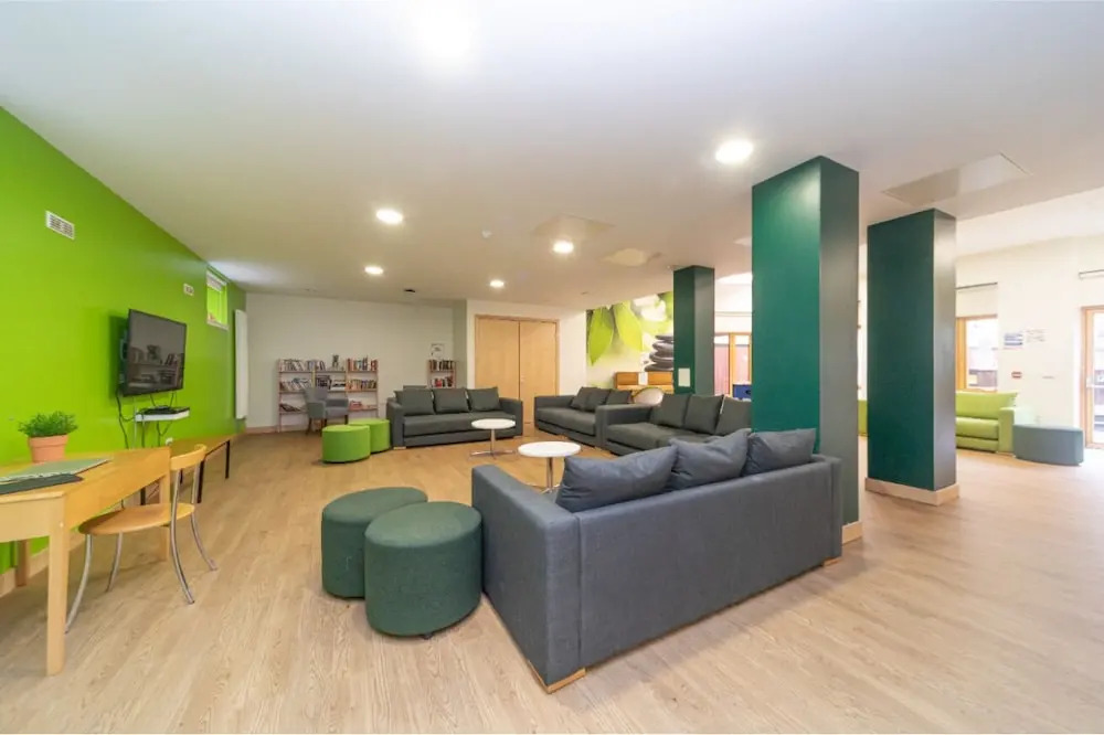 JOIVY Affordable 3,4,5 and 12 bed private flats next to Royal Mile