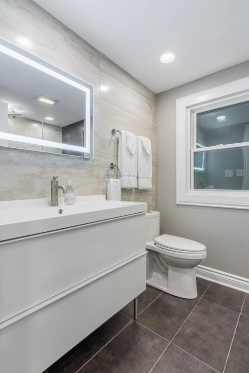 Perfect Lincoln Park Retreat Walk to DePaul by AllSet Turnover